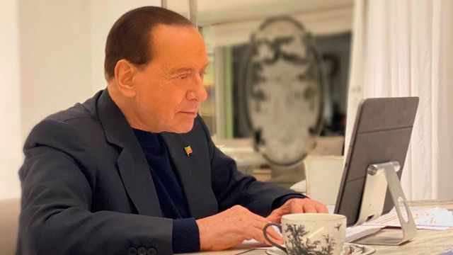Экс-премьера Италии Берлускони госпитализировали в Монако