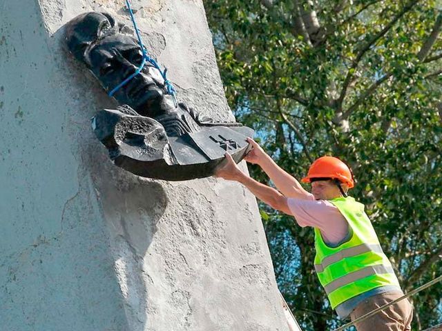 Минобороны предложило ввести уголовную ответственность за снос памятников российским военным за рубежом