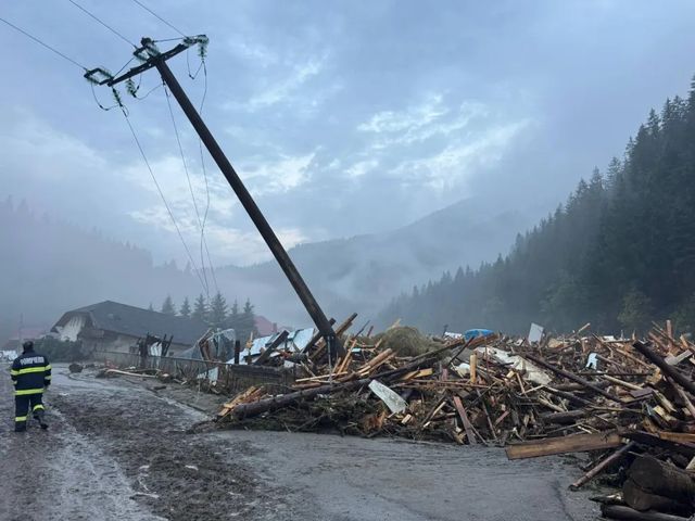 Ploi și vijelii în zonele deja afectate de inundații. Prognoza meteo, actualizată de meteorologi