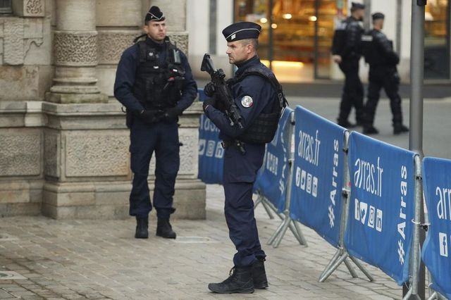 La Francia alza il livello di allerta attentati dopo Mosca