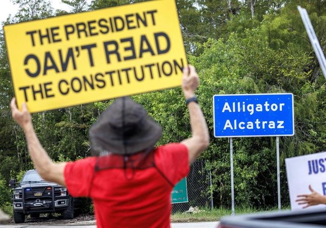 Una jueza ordena el desmantelamiento de 'Alligator Alcatraz', la cárcel rodeada de caimanes impulsada por Trump