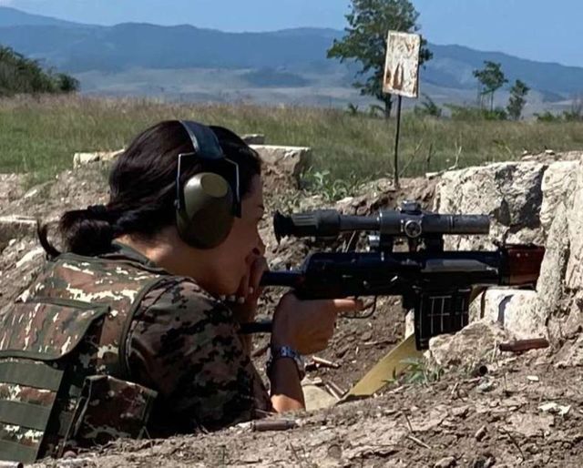 Soția premierului armean va merge să lupte pe front în conflictul din Nagorno-Karabah