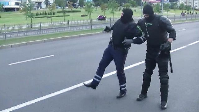 Протестующие сбили двух сотрудников ГАИ в Минске и Барановичах