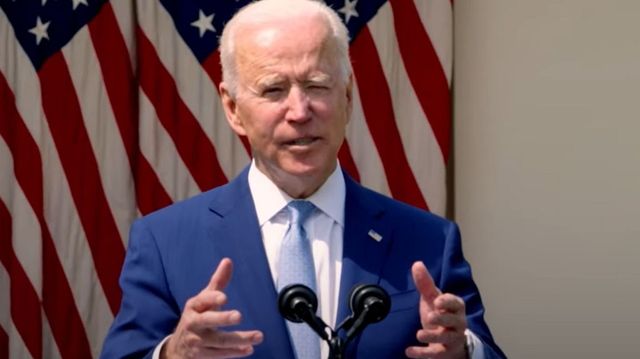 Kamerák előtt kapta meg a koronavírus elleni harmadik oltást Joe Biden
