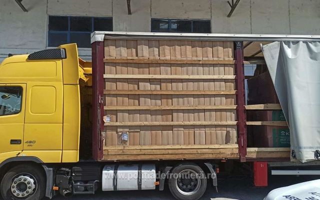 162.500 pachete cu țigări, ascunse într-un camion la Punctul de Trecere a Frontierei Bechet