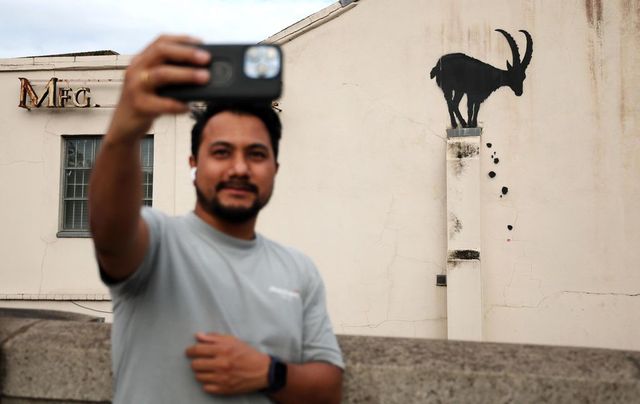 Una capra sul muro di Londra, il nuovo graffio di Banksy