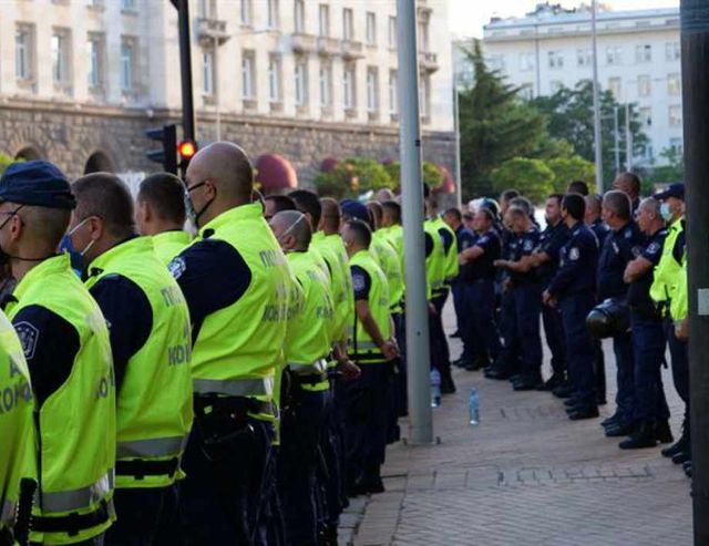 Пари вместо допълнителен отпуск за извънредния труд на полицаите