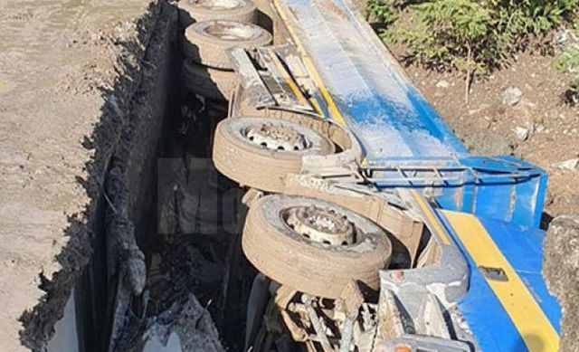 Un pod din Suceava s-a prăbușit în timp ce se afla un camion pe el