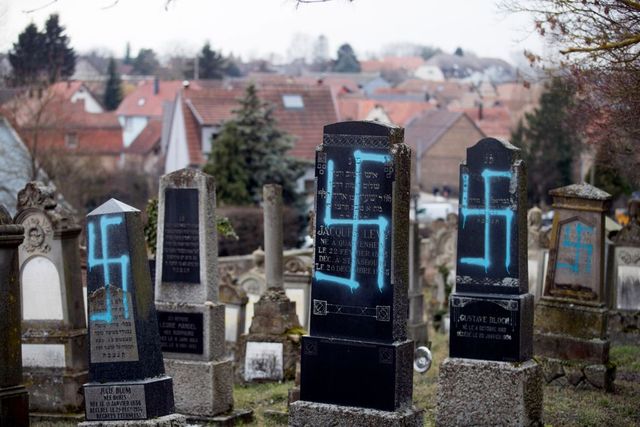 Meggyaláztak egy zsidó temetőt Franciaországban