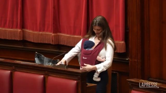 In Aula alla Camera per la prima volta una deputata allatta un bebè
