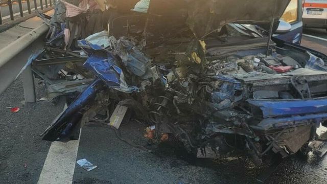 O femeie a murit și alte două persoane sunt rănite după ce o mașină s-a izbit de un tir parcat pe banda de urgență, pe A1