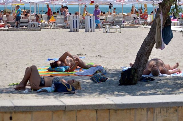 Ludovic Orban anunță că turiștii pot face plajă și pe prosop sau cearșaf