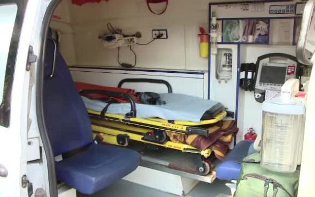Soția unui preot din Bacău s-a aruncat din ambulanța care o ducea la spital