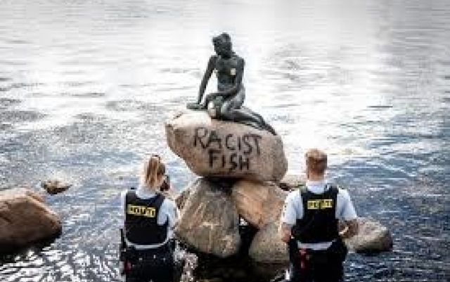 Statuia Mica Sirenă din Copenhaga, numită „pește rasist”