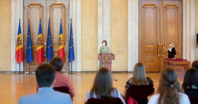 Gafă de proporții la Președinție: Maia Sandu a oferit diplome elevilor în numele președintelui Igor Dodon
