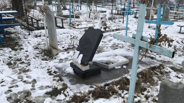 20 de morminte din cimitirul din Cărpineni au fost vandalizate