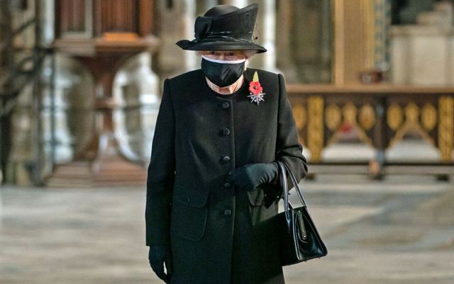 Regina Angliei, în public purtând mască de protecție a nasului și a gurii