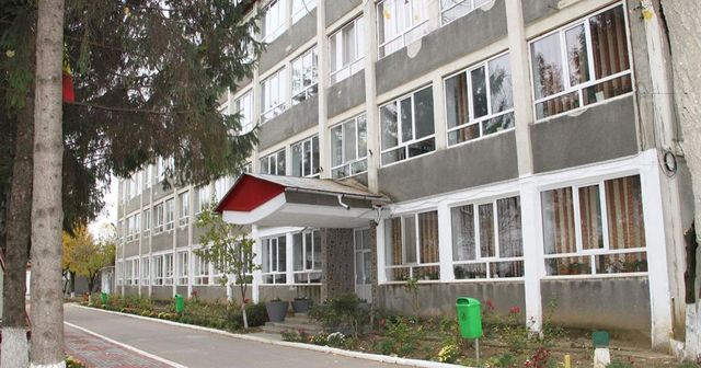 Elev de clasa a IX-a, reținut de polițiști, după ce a bătut un profesor de 72 de ani din Târgoviște