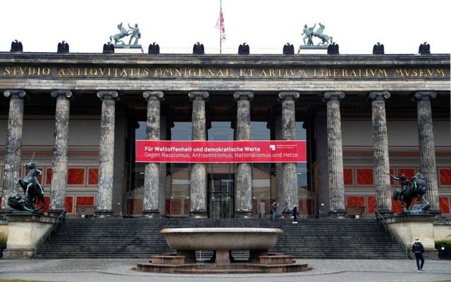 Zeci de obiecte de artă din Berlin au fost vandalizate de conspiraționiști