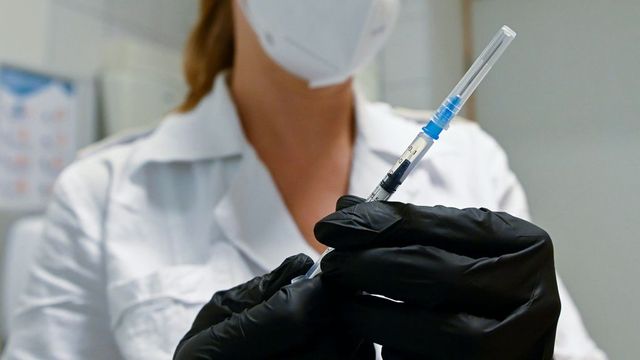 Októberben elkezdődhet az omikron variáns elleni vakcinák szállítása