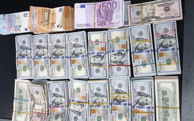 Suma uluitoare de bani descoperită de polițiștii de frontieră din Giurgiu, în bagajul unui turc