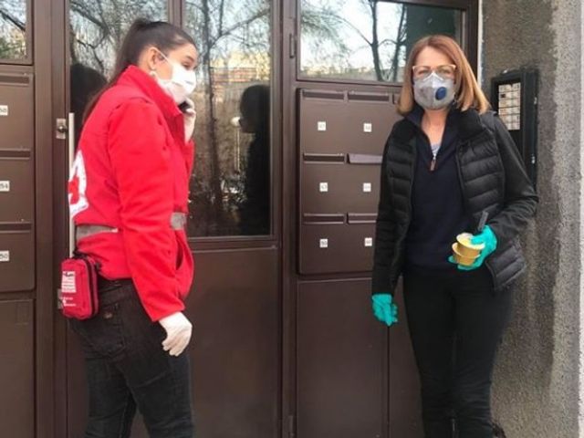Фандъкова се включи в носенето на храна и лекарства на възрастните хора