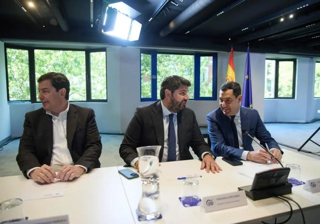 Feijóo pide a Moreno y Mañueco que elaboren la ponencia política del congreso de julio