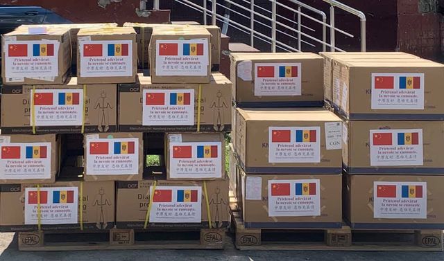 Китай передал Молдове партию гуманитарной помощи, состоящей из медицинских масок и защитных костюмов