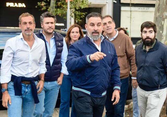 Abascal marca perfil frente al bipartidismo con su plante al Rey este 12-O