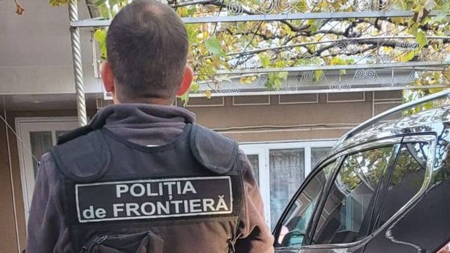 Descinderi ale polițiștilor de frontieră și procurorilor în locuința unui bărbat din Comrat, suspectat de organizarea migrației ilegale
