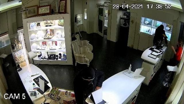 Grinzane Cavour, il colpo e la morte dei rapinatori del gioielliere nel video di sorveglianza