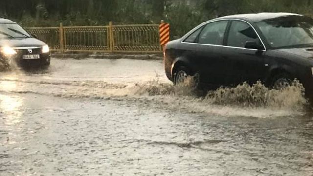 La Glodeni a plouat cu grindină: Străzile, inundate de apă