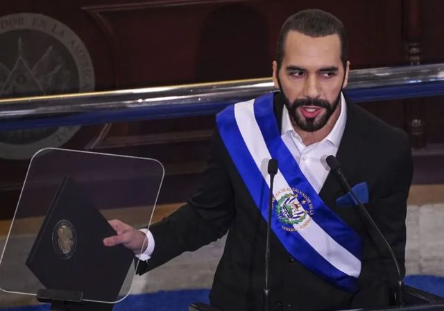 Bukele culpa a las ONG de una protesta frente a su casa y anuncia un impuesto del 30% a las donaciones que reciban