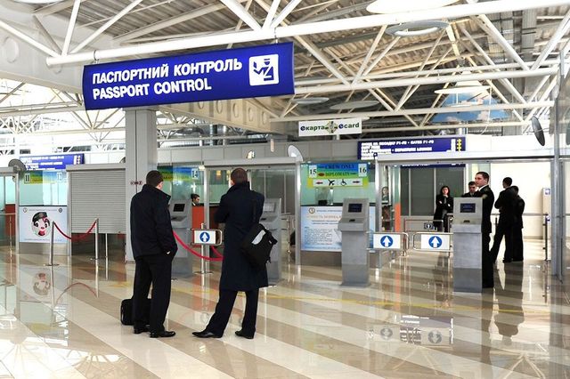 Un moldovean, pornit spre Londra cu 350 de pachete de țigări în bagaj, reținut pe Aeroportul Internațional Chișinău