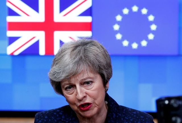 EU převzala kontrolu nad harmonogramem brexitu, píše britský tisk
