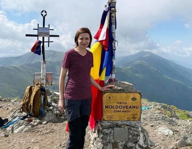 Șefa statului, Maia Sandu, a ajuns pe cel mai înalt munte din România, vârful Moldoveanu