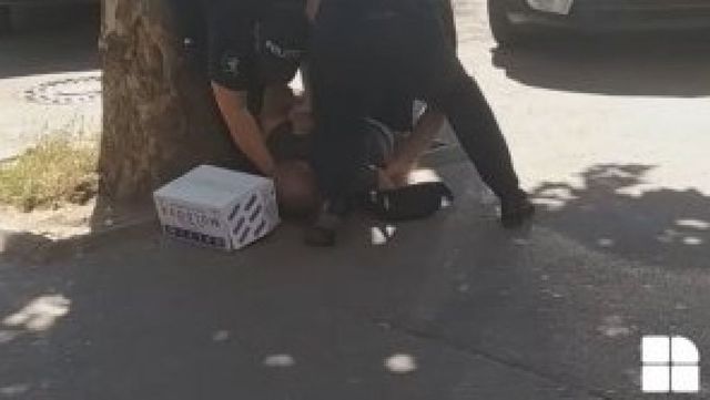 Bărbatul care a fost îmbrâncit de polițiști pentru că vindea nuci în stradă s-a ales cu o amendă de 4500 de lei