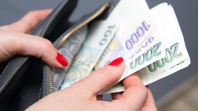 Průměrná mzda ve druhém čtvrtletí reálně klesla o 3,1 procenta
