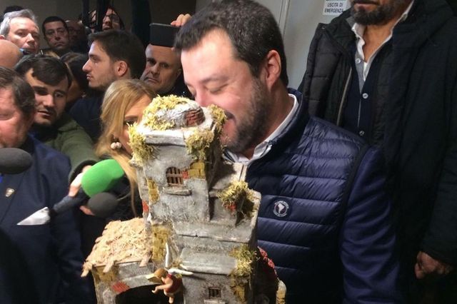 Lega, Salvini al congresso con presepe in mano
