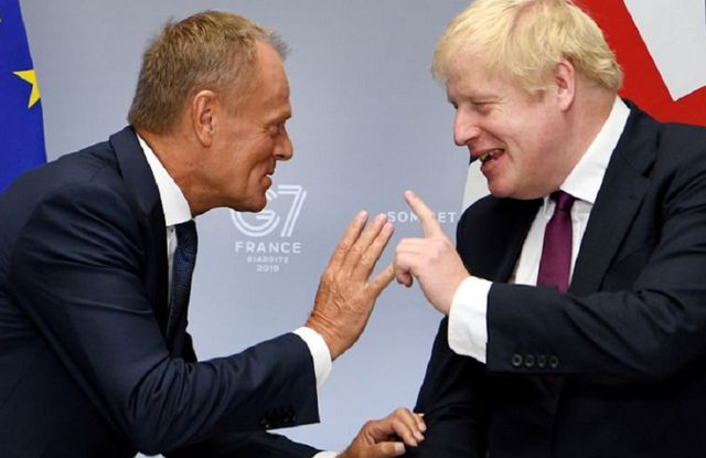 Donald Tusk îl acuză pe Boris Johnson că se joacă cu viitorul Europei