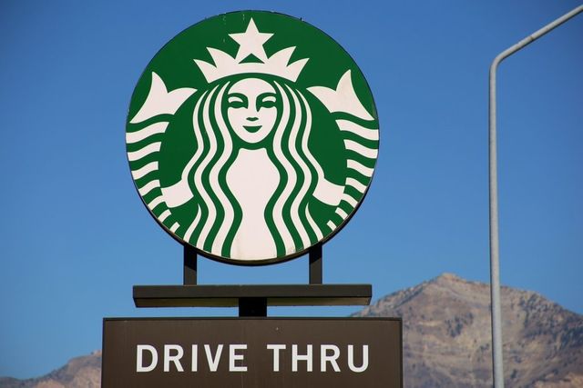 Starbucks uzavře 2 000 poboček kvůli koronaviru
