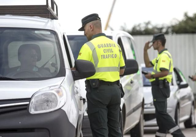Los radares 'camuflados' cazan a un millón de conductores y disparan las multas, que en 2024 batieron su récord