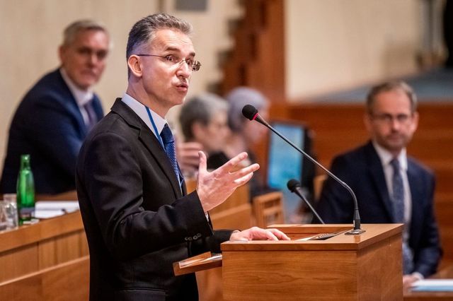 Senát schválil prezidentovu nominaci Bartoně a Smolka na ústavní soudce