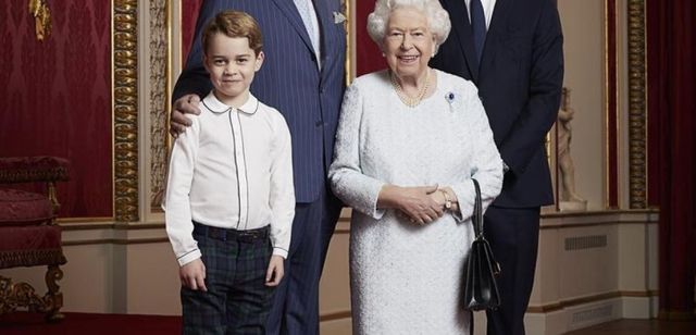 Regina Elisabeta a II-a a pozat alături de moștenitorii tronului