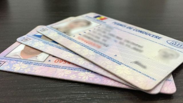 Un șomer a pretins 500 euro de la o femeie pentru a o ajuta să perfecteze permisul de conducere