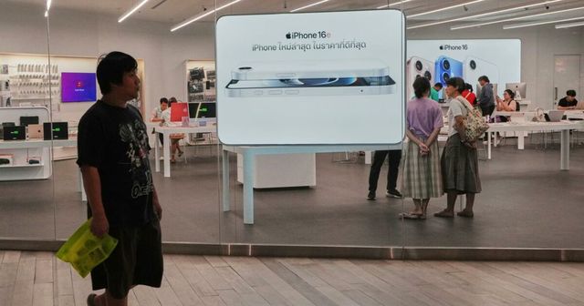Trump minaccia dazi del 25% su Apple se non produce in Usa