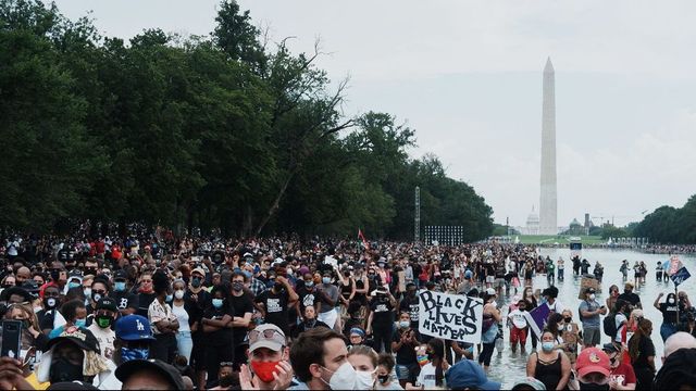 Többezres tüntetés volt Washingtonban a fajgyűlölet ellen