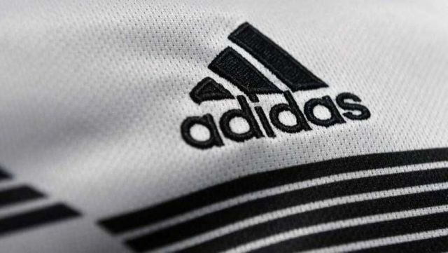 Adidas a pierdut marca cu cele trei dungi paralele