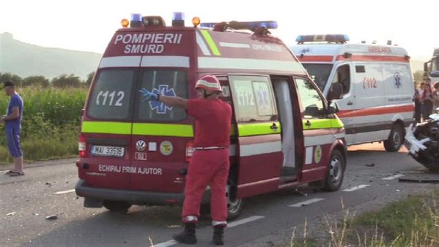 Accident grav cu 11 persoane implicate, între un autoturism și un microbuz pe DN 67, la Bunești