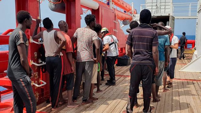 Partra szállítják az Ocean Viking hajón rekedt migránsokat Máltán